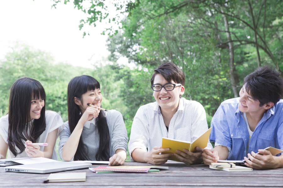 楽しそうに会話する男女グループ